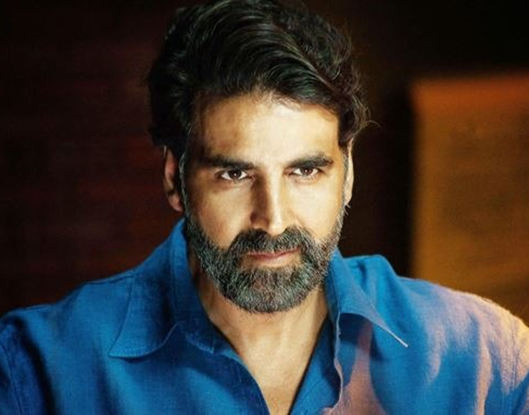 অক্ষয় কুমার: শুটিং লাইন পেরোতেই এক ফ্যানকে চড় মেরেছিলেন অক্ষয়। শুটিংয়ের সেটেও নাকি নানা রকম ‘ট্যানট্র্যাম’ রয়েছে তাঁর। কাউকে নাকি অভিনেতা হিসাবেই মনে করেন না।