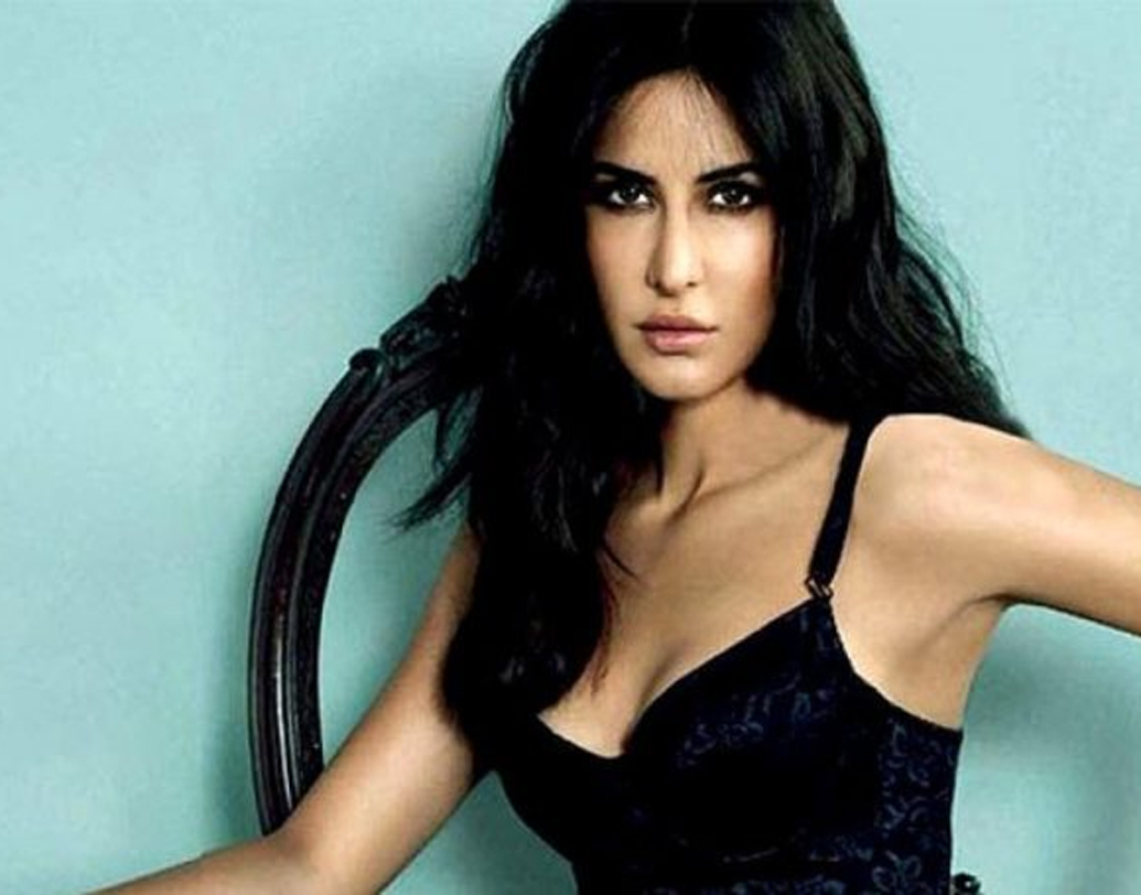 ক্যাটরিনা কইফ: বিমানে চোখ বন্ধ করে শুয়েছিলেন, তখনই নাকি একটি বাচ্চা মেয়ে এসে সই চায়, ক্যাটরিনা এমন বকাঝকা শুরু করেন, মেয়েটি কাঁদতে শুরু করে। এর পর বিমানের অন্য যাত্রীদের সঙ্গেও নাকি খারাপ ব্যবহার করেন ক্যাট। তাতে নাকি বোঝা গিয়েছিল, তিনি বেশ অহঙ্কারী।