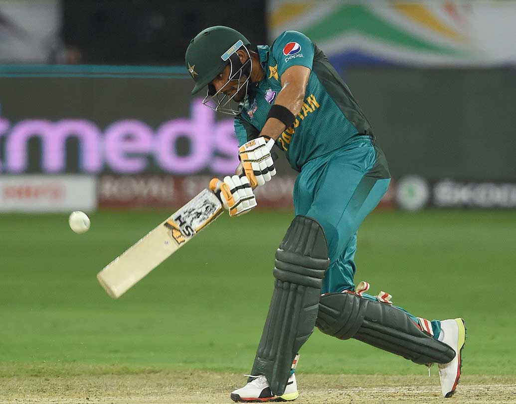 বাবর আজম: গত ম্যাচে করেছেন ৩৩ রান। তবে যথেষ্ট ভরসাযোগ্য তিনি। ভারতের বিরুদ্ধে খেলার কথা এই ক্রিকেটারেরও।