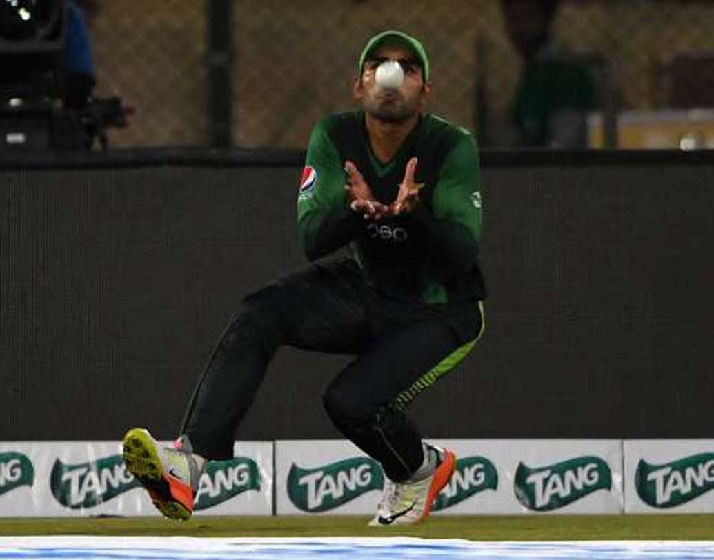 আসিফ আলি: পাকিস্তানের এই ডান হাতি অলরাউন্ডার লোয়ার মিডল অর্ডারের ভরসা। তিনি কিন্তু বোলার হিসাবেও খুব একটা খারাপ নন।
