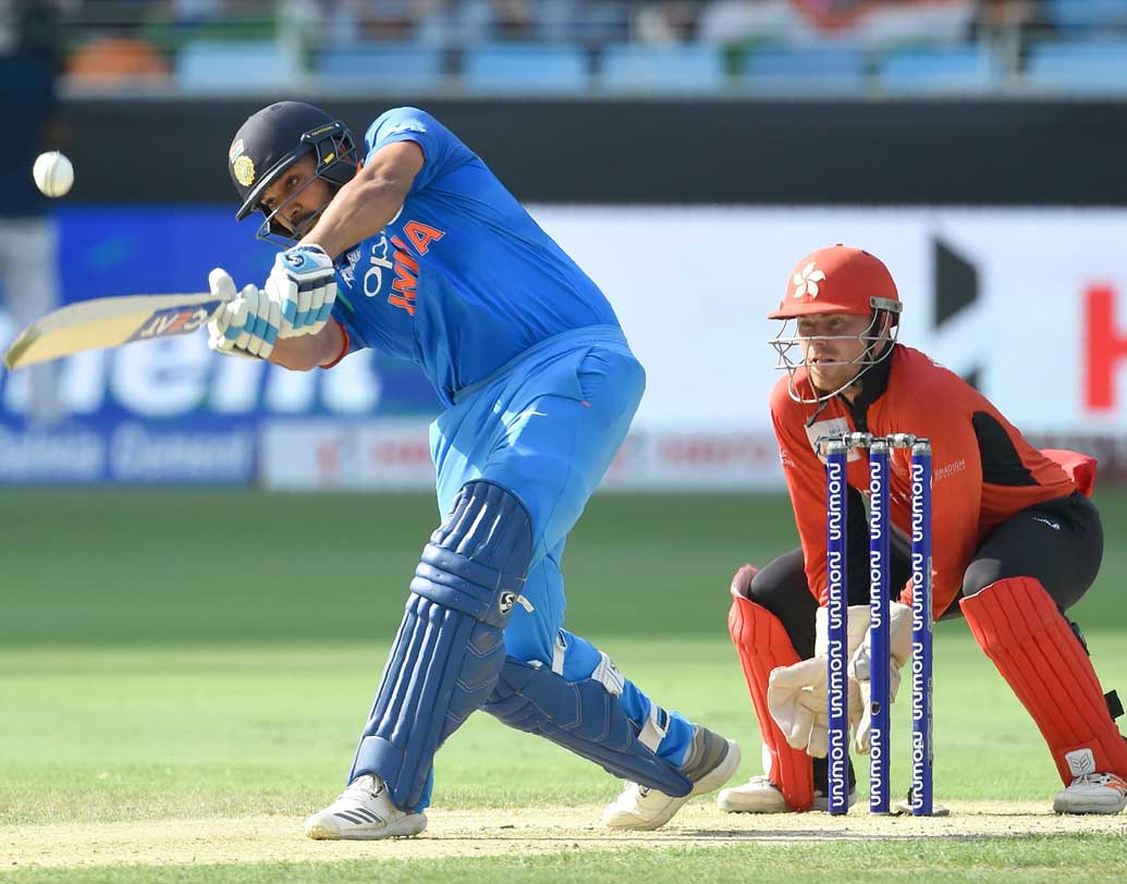 রোহিত শর্মা: অধিনায়ক রোহিত শর্মা প্রথমে ব্যাট করতে নেমে খুব একটা ভাল খেলতে পারেননি হংকংয়ের বিরুদ্ধে। তবে রোহিতের অভিজ্ঞতা কাজে আসতে পারে আজ।