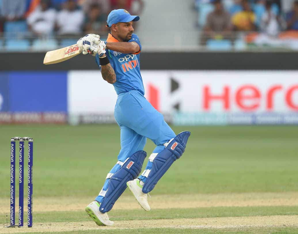 শিখর ধওয়ন: সাদা বলে ব্যর্থতা কাটিয়ে লাল বলে চেনা পরিবেশে ফের গর্জে উঠছে শিখরের ব্যাট। হংকংয়ের বিরুদ্ধে ধওয়নের ১২৭ ম্যাচ জেতাতে সাহায্য করেছে।