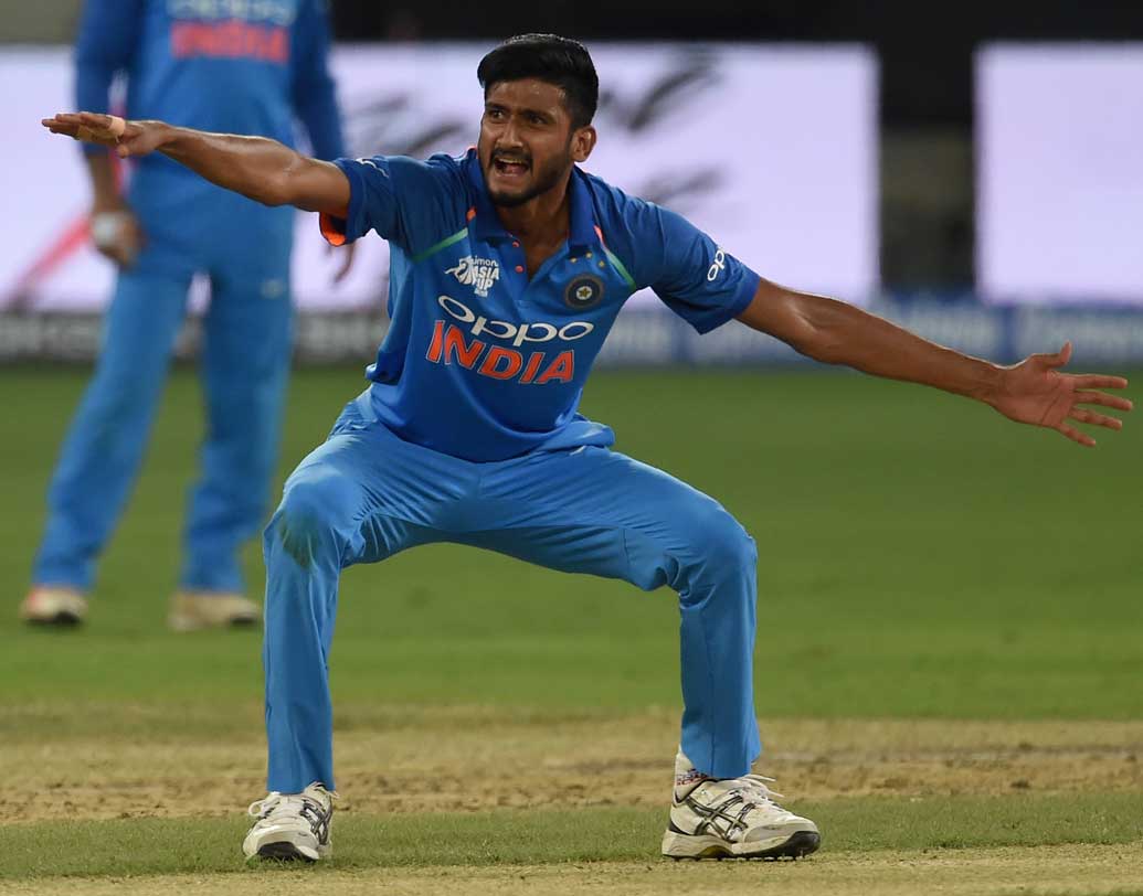 খলিল আহমেদ: অভিষেক ম্যাচেই তুলে নিয়েছেন তিন তিনটি উইকেট। হার্দিক পাণ্ড্য চোটের জন্য মাঠের বাইরে চলে যাওয়ায় খালিলের এই ম্যাচে খেলার সম্ভাবনাই বেশি।