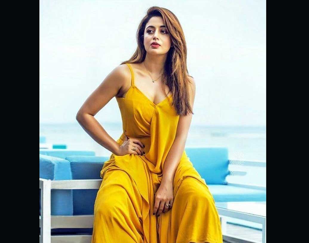 ‘এন্টারটেনমেন্ট কী রাত’-এ কাজের জন্যই কি তিনি ‘ফ্যামিলি টাইম উইথ কপিল শর্মা’ ছেড়ে বেরিয়ে এসেছিলেন? এমন বিতর্ক কিন্তু রয়েইছে তাঁকে ঘিরে।