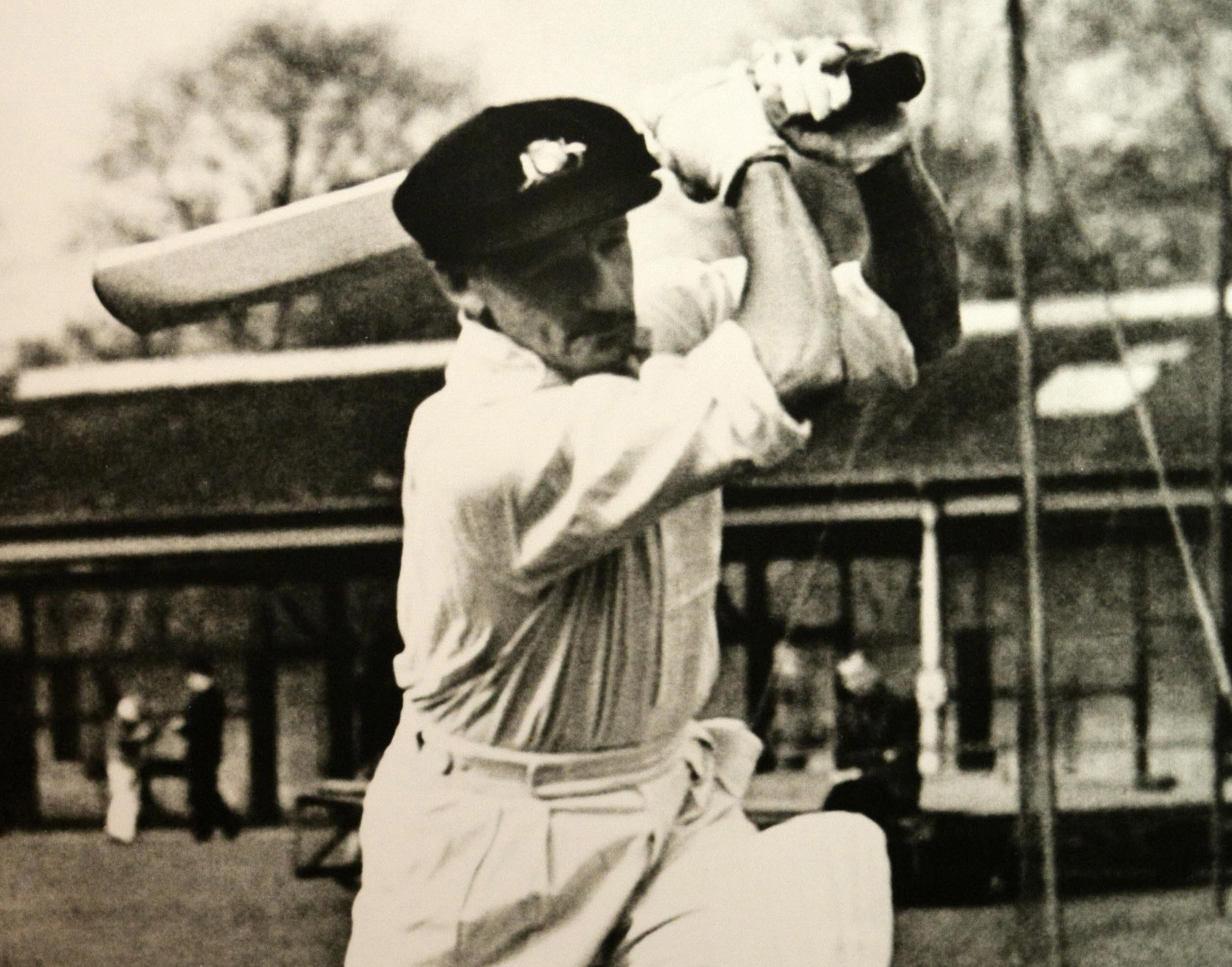 তালিকার শুরুতেই আছেন ক্রিকেট বিশ্বের কিংবদন্তী অস্ট্রেলীয় ব্যাটসম্যান স্যার ডন ব্র্যাডম্যান। ব্র্যাডম্যানের ব্যাটিং গড়ের ধারেকাছে আজও কোনও ব্যাটসম্যান পৌঁছতে পারেননি। ৯৯.৯৪ গড় সহ টেস্টে ৬,৯৯৬ রান করেছিলেন ব্র্যাডম্যান। টেস্টে তাঁর ব্যক্তিগত সর্বোচ্চ রান ৩৩৪।