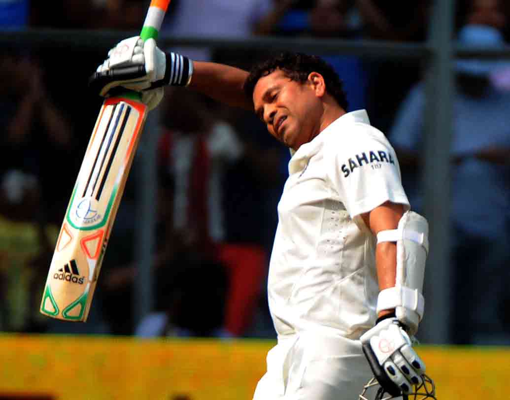 চার নম্বরে আছেন ‘আধুনিক ডন’ সচিন তেন্ডুলকর। টেস্টে ১৫,৯২১ রান আর একদিনের ক্রিকেটে ১৮,৪২৬ রান আছে তাঁর সংগ্রহে। টেস্টে ব্যক্তিগত সর্বোচ্চ রান ২৪৮। একদিনের ক্রিকেটে মোট ছ’টি বিশ্বকাপ খেলেছেন সচিন। ভারত থেকে একমাত্র সচিনই আছেন ইউনিসের সেরা একাদশে।