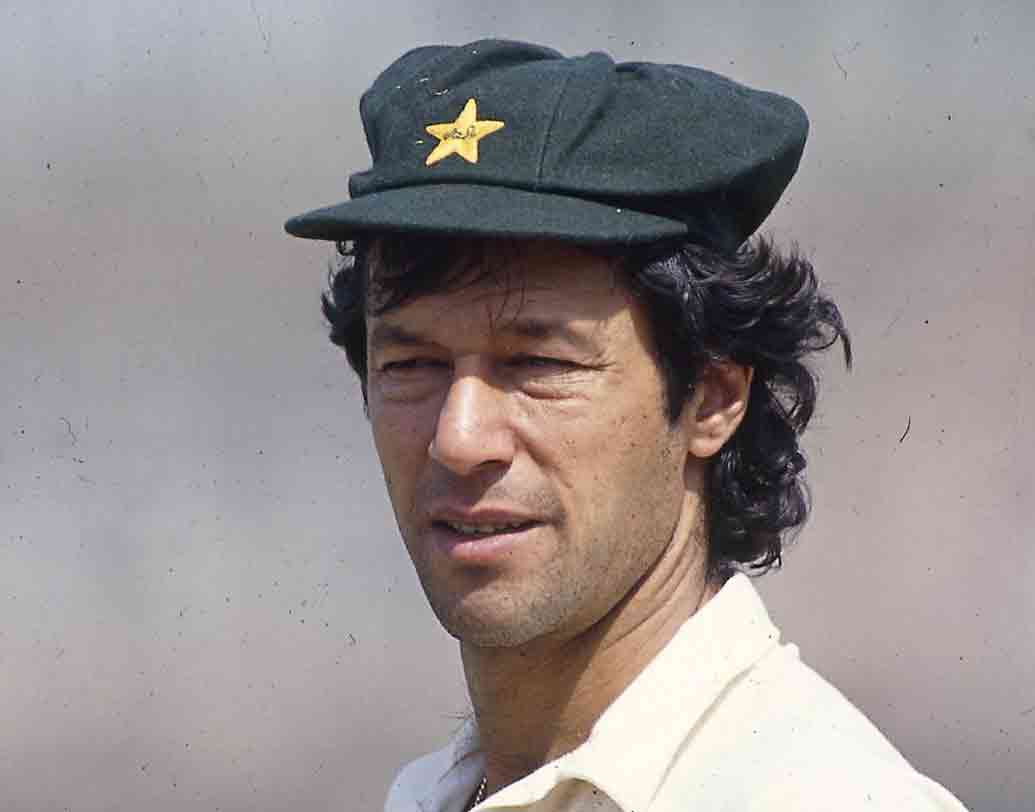 আট নম্বরে ‘কিং খান’। ইউনিসের এক সময়ের বোলিং পার্টনার, অধিনায়ক। এই দলের অধিনায়ক হিসেবেও ইমরানকেই রাখছেন তিনি। টেস্টে ৩,৮০৭ রানের পাশাপাশি ৩৬২ উইকেট আছে তাঁর ঝুলিতে। ১৯৯২ বিশ্বকাপে পাকিস্তানকে চ্যাম্পিয়ন করার পেছনে অন্যতম গুরুত্বপূর্ণ হয়ে দাঁড়িয়েছিল তাঁর অধিনায়কত্ব।