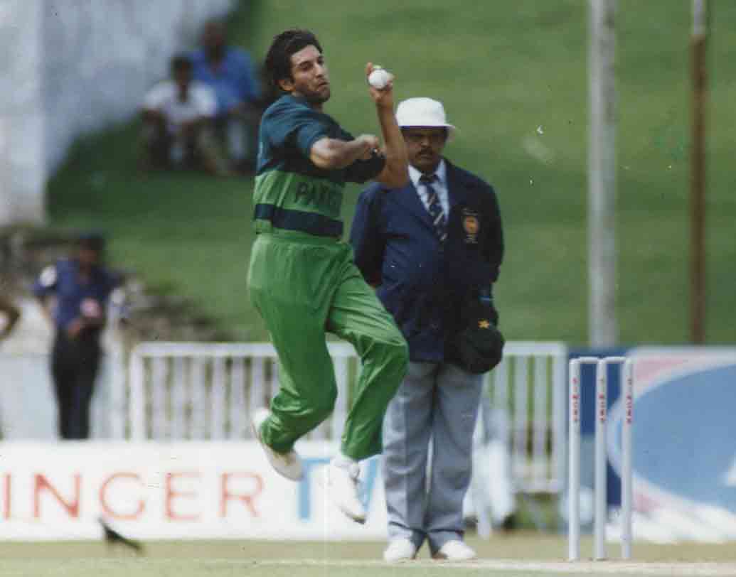 নয় নম্বরে ইউনিস রাখছেন তাঁর বোলিং জুড়ি ওয়াসিম আক্রমকেই। তাঁর সুইং বোলিং-র দাপটে ত্রস্ত হতেন সেরা ব্যাটসম্যানরাও। দুরন্ত বোলিংয়ের পাশাপাশি প্রয়োজনে ঝলসে উঠতো তাঁর ব্যাটও। টেস্টে তাঁর ব্যক্তিগত সর্বোচ্চ রান ২৫৭।