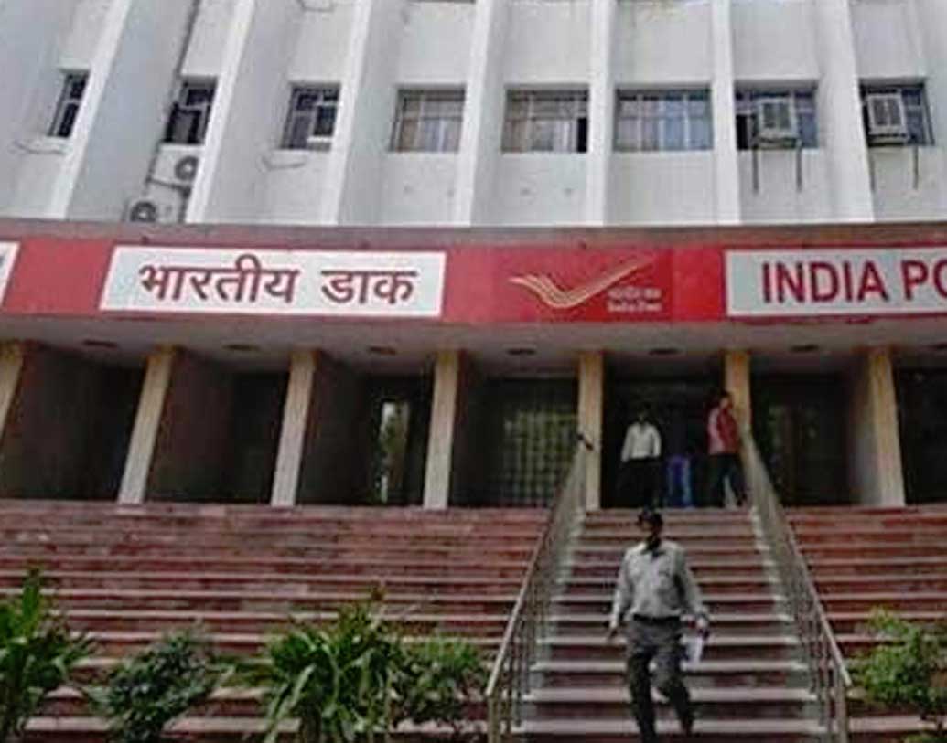 গ্রাহক নিজের বাড়িতেও ডাক পিওন বা গ্রামীণ ডাক সেবককে ডেকে অ্যাকাউন্টে টাকা জমা দিতে বা তুলতে পারবেন।