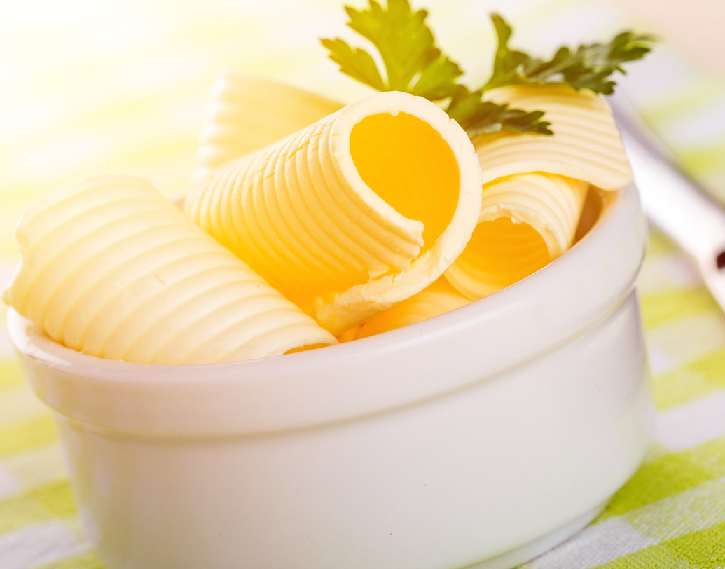 বাড়িতে তৈরি সাদা মাখনে সাধারণত নুন খুব কম থাকে। বাজারজাত মাখনে প্রচুর নুন। সেই কারণে বাড়িতে তৈরি সাদা মাখন স্বাস্থ্যকর। মাখনে অতিরিক্ত নুন থাকলে রক্ত সঞ্চালনে সমস্যা হয়। কিন্তু বাড়ির সাদা মাখনে নুন থাকে না।