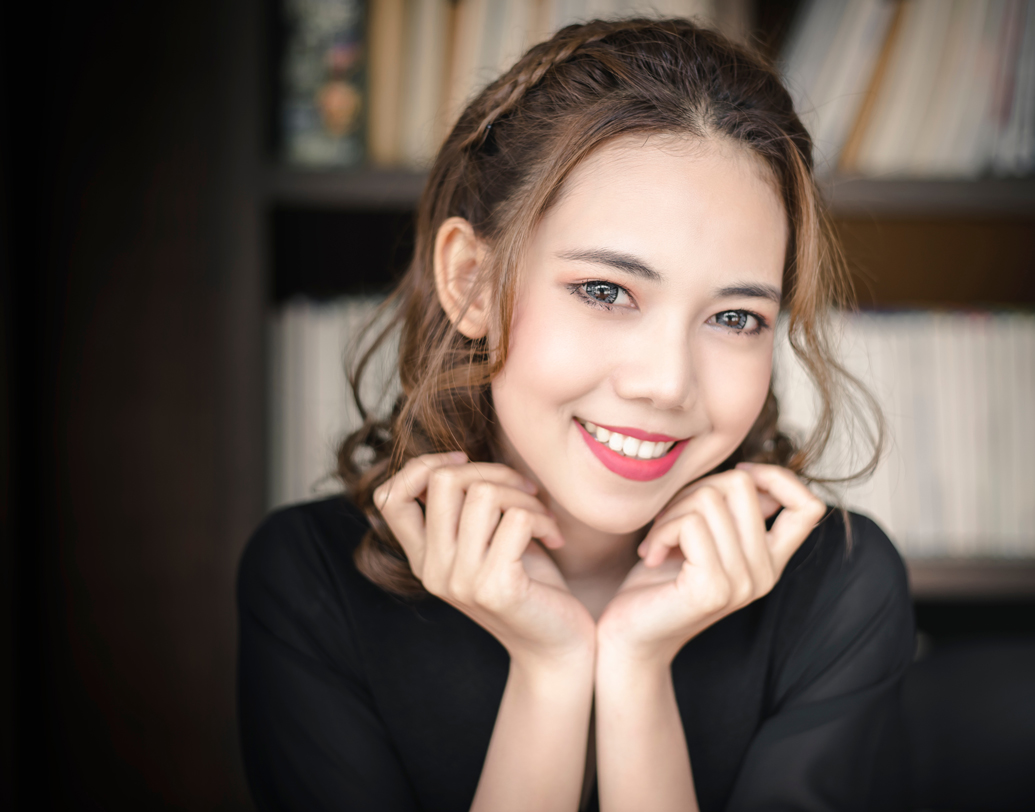 সাদা মাখনে রয়েছে সেলেনিয়াম আর ভিটামিন ই। এই দু’টি পদার্থের কারণেই সাদা মাখন নিয়মিত খেলে ত্বক এক্কেবারে সুন্দর ও উজ্জ্বল হয়। আর সপ্তাহে অন্তত দু’বার এই মাখন মুখে মাখলে ত্বক অত্যন্ত ভাল থাকে।