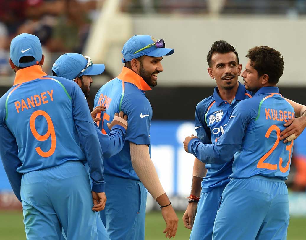 প্রথম দশ ওভারের মধ্যে ভারতীয় বোলাররা দুই পাক ওপেনারের উইকেট তুলে নেওয়ায় রান তোলার পথটা প্রথমেই বন্ধ হয়ে যায়।