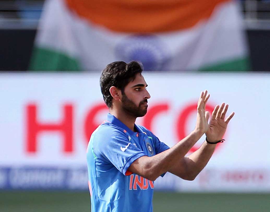 প্রথমে ভুবনেশ্বর কুমার ও মিডল ওভারে কেদার যাদবের বোলিং তছনছ করে দেয় পাক দুর্গ।