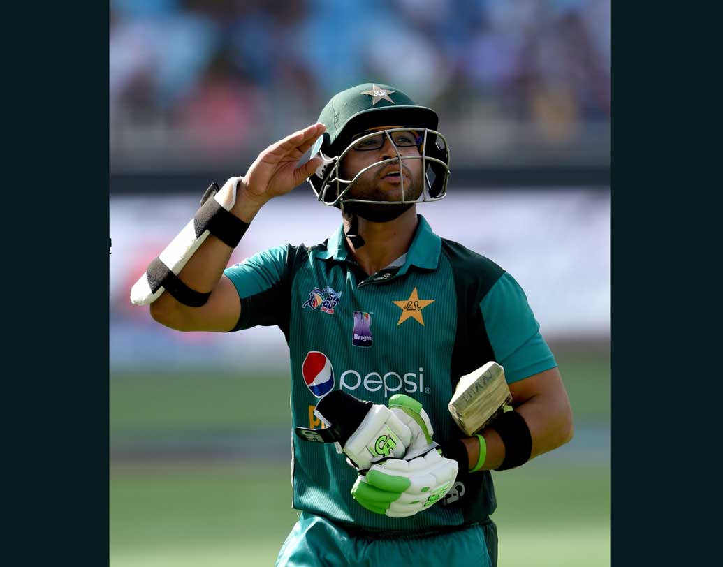 ভুবনেশ্বর কুমারের বিরুদ্ধে চোখ কান বুজে এগিয়ে মারতে গিয়ে ধোনিকে ক্যাচ দিলেন ইনজামাম উল হকের ভাইপো ইমাম উল হক। ইনিংস মজবুত করতে তাঁর দিকে তাকিয়ে ছিল পাকিস্তান। ১৫ রান দিয়ে ৩ উইকেট নেন ভুবি।