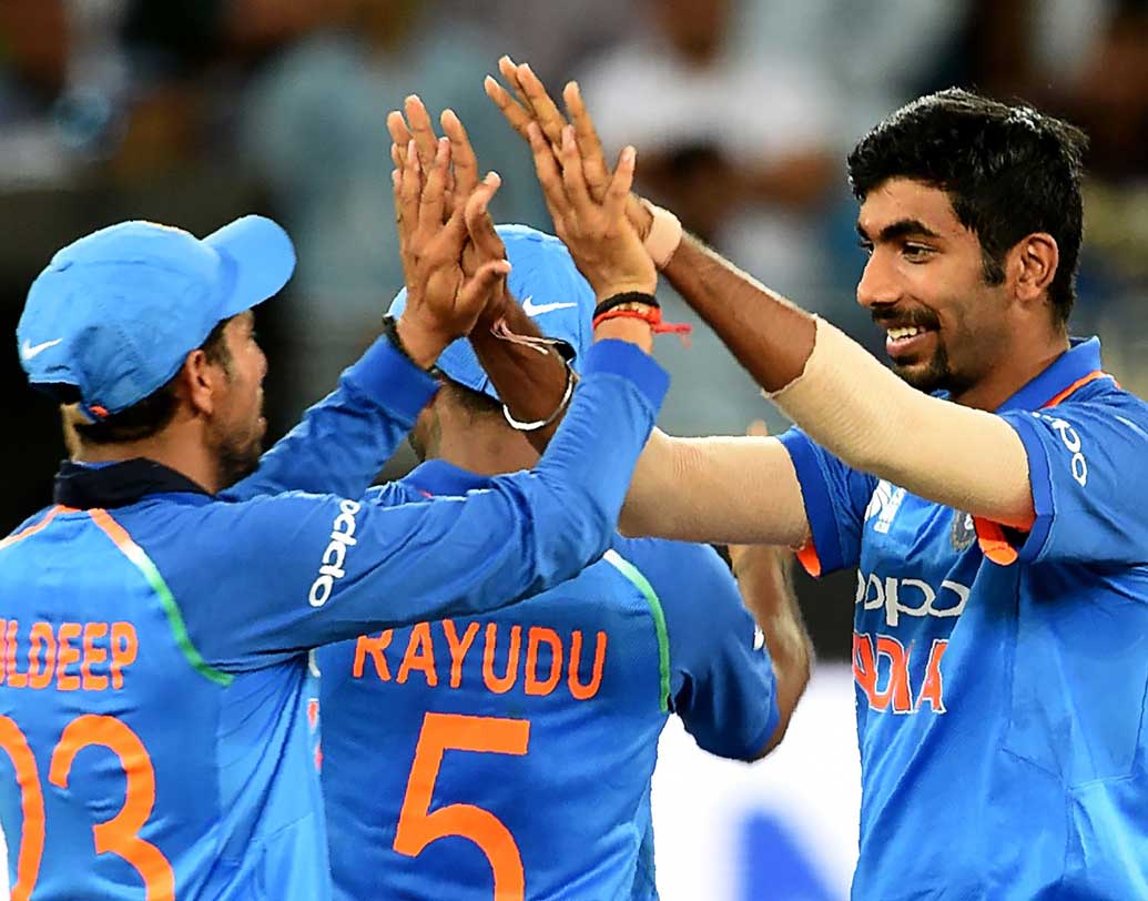 মাঠে নেমেই ফের ভেলকি দেখালেন যশপ্রীত বুমরা। ৭.১ ওভারে মাত্র ২৩ রান দিয়ে নেন দুটো উইকেট।