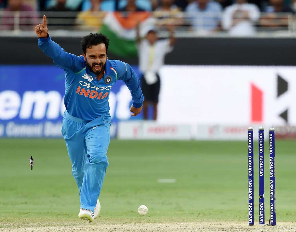 কেদার যাদব ডেলিভারির সময় যেখান থেকে হাতটা আনেন, সেটা দেখে বলটা বুঝতে গেলে ব্যাটসম্যানকে মোটামুটি স্কোয়ার লেগের কাছাকাছি একটা জায়গায় স্টান্স নিতে হবে। তাঁর হাত যে ভাবে ঘুরেছে ভ্যাবাচ্যাকা খেয়েছেন পাক ব্যাটসম্যানরা। ৯ ওভারে ২৩ রান দিয়ে ৩ উইকেট নেন এই অনিয়মিত স্পিনার।