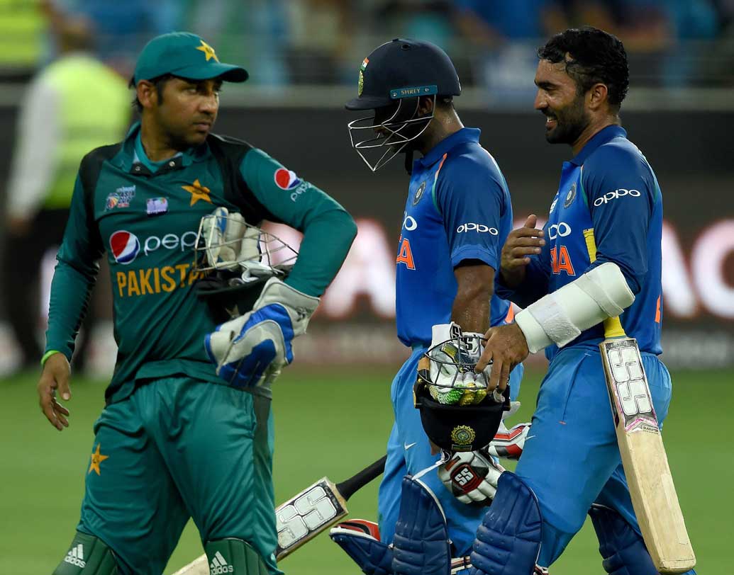 একটু আত্মতুষ্টি কি ছায়া ফেলেনি পাক শিবিরে? বিশেষজ্ঞদের মতে একটু বেশিই হালকা মেজাজে থাকার ফল ভুগতে হল সরফরাজদের।