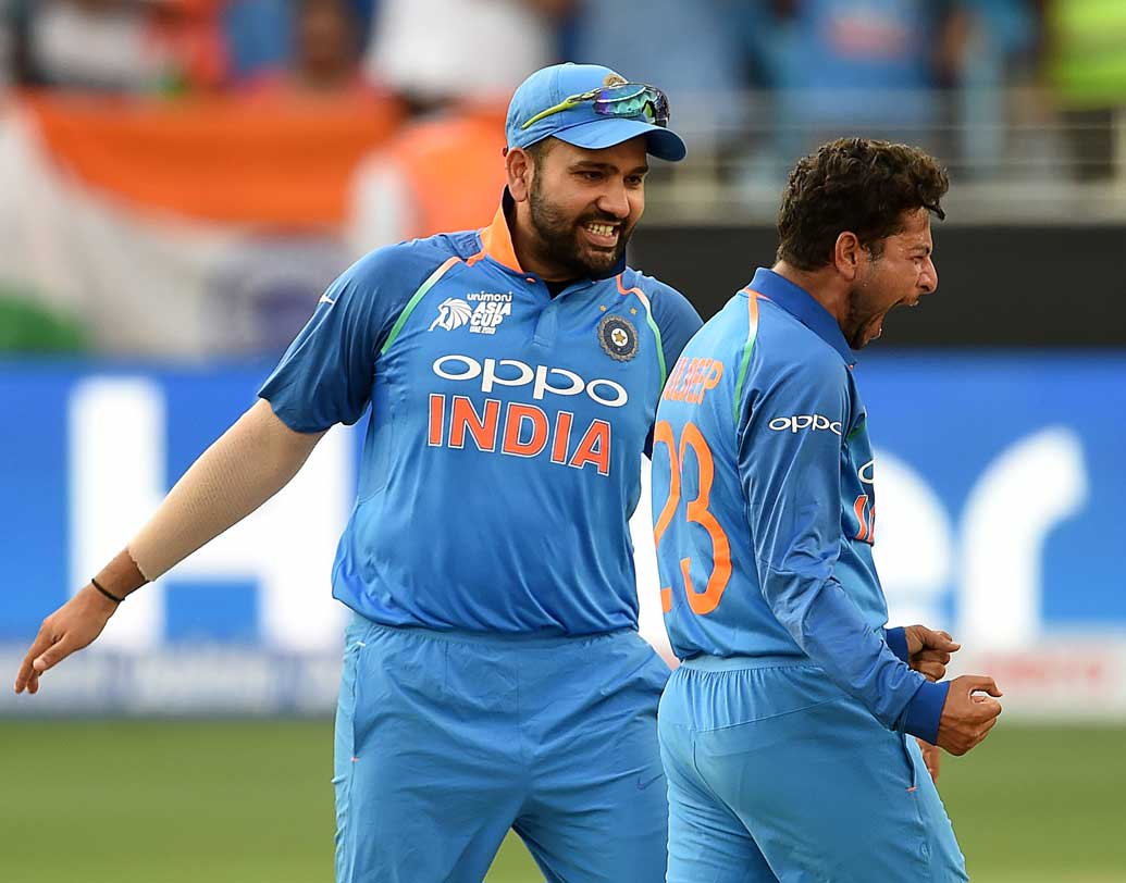 বাবর আজম ও শোয়েব মালিক ছাড়া আর কোনও ব্যাটসম্যান দাঁড়াতেই পারেননি ভারতীয় বোলিংয়ের সামনে। বাবরকে দিনের সেরা ডেলিভারিতে আউট করে পাকিস্তানের ঘুরে দাঁড়ানোর শেষ আশা ভেঙে দেন কুলদীপ।