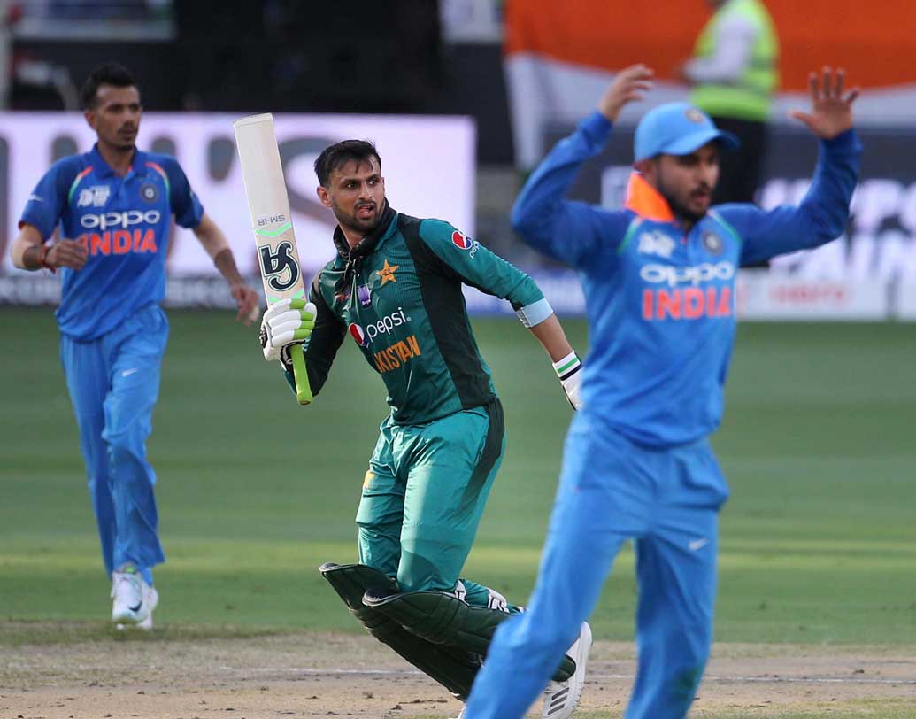 এর পর দলকে টানার দায়িত্ব ছিল শোয়েব মালিকের হাতে। কিন্তু তাঁকে অসাধারণ থ্রোয়ে রান আউট করেন রায়ুডু।