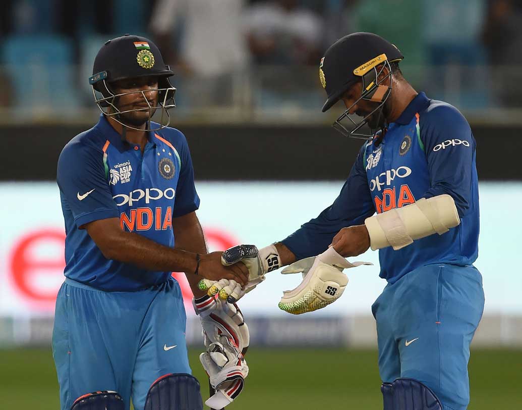 রোহিত-ধওয়নের অসাধারণ ওপেনিংয়ের পর অম্বাতি রায়ুডু ও দীনেশ কার্তিক জুটি দ্রুত রান করে ভারতকে সহজ জয়ের রাস্তা দেখান।