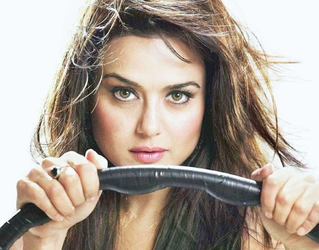 প্রীতি জিন্টা- প্রীতি জিন্টার কাহিনিও কিছুটা একই ধাঁচের। বন্ধুর বার্থ ডে পার্টিতে গিয়েছিলেন অভিনেত্রী। আর সেখানে প্রীতিকে দেখেই মনে ধরে যায় এক অ্যাড ফিল্মমেকারের। তিনিই পরে প্রীতিকে একটি বিজ্ঞাপনী ছবিতে অভিনয়ের অফার দেন। আস্তে আস্তে ছবিতে অভিনয়ের সুযোগ খুঁজে অভিনেত্রী হয়ে যান প্রীতি জিন্টা।