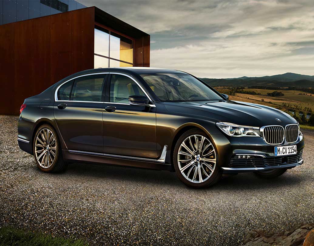 প্রায় ১৪৩ কোটি টাকা বার্ষিক আয় আমিরের। রয়েছে প্রায় ১৪০০ কোটির সম্পত্তি। এর মধ্যে বিএমডব্লিউ সিরিজের প্রায় দেড় কোটি টাকার একটি গাড়িও রয়েছে।