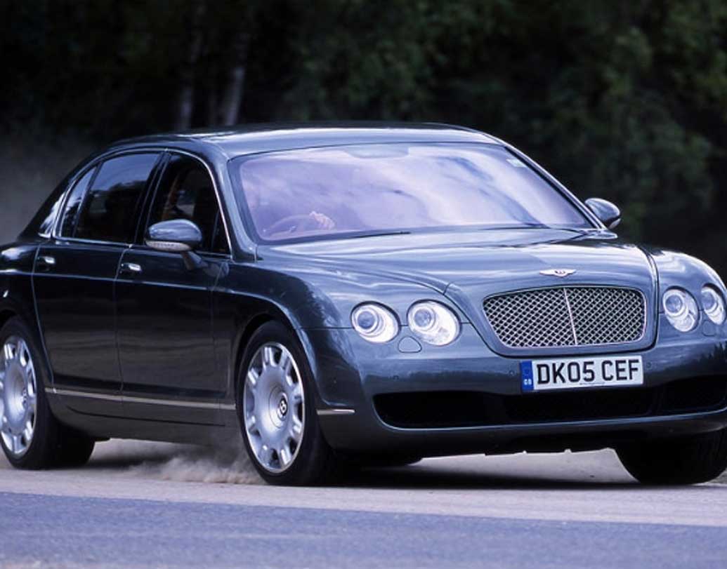 বেন্টলের কন্টিনেন্টাল ফ্লাইং স্পার গাড়ি রয়েছে আমিরের। দাম প্রায় ৩ কোটি ১০ লক্ষ টাকা।