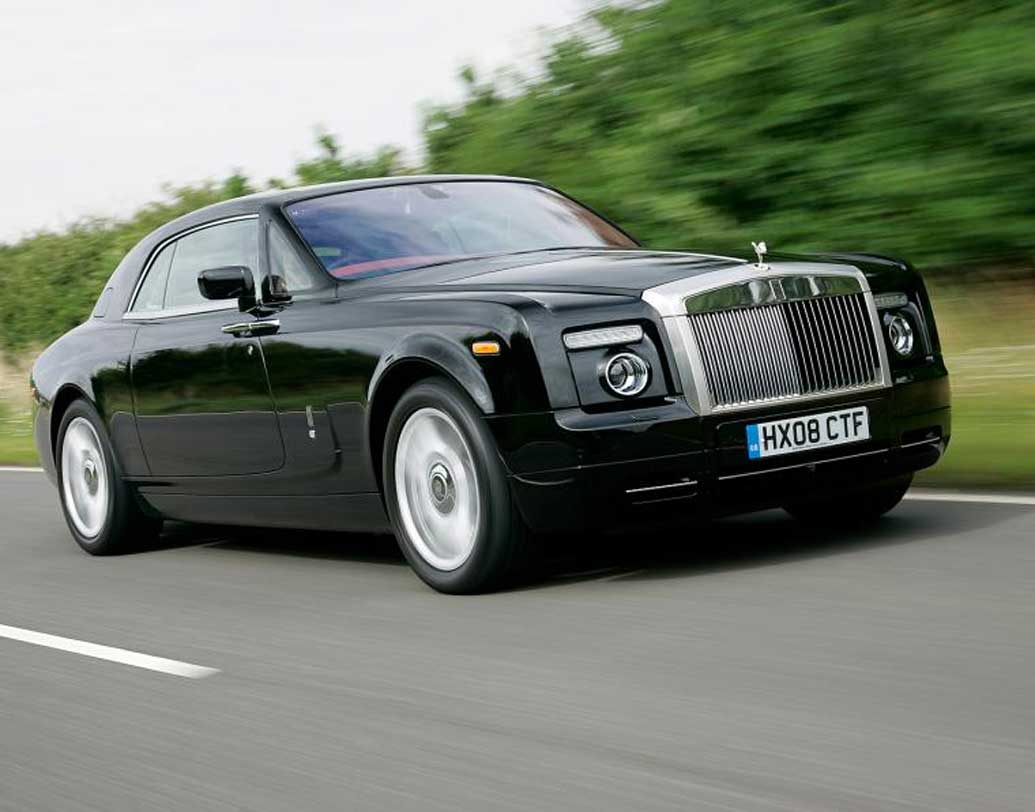 আমিরের বুলেটপ্রুফ রোলস রয়েস গাড়িটির দাম প্রায় ৪ কোটি ৬০ লক্ষ টাকা।