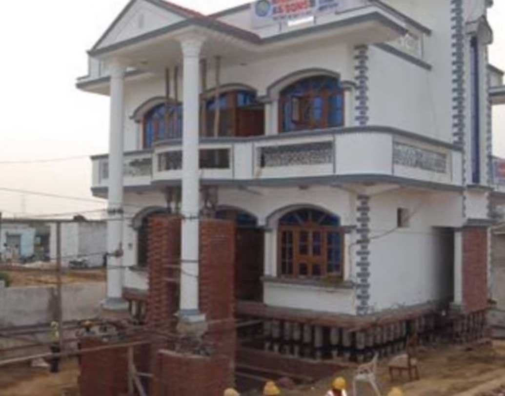 উত্তরপ্রদেশের শাহাবাদে রয়েছে আমিরের পৈতৃক ভিটেবাড়ি। সব মিলিয়ে এখানেই ২২টি বাড়ির মালিক আমির।