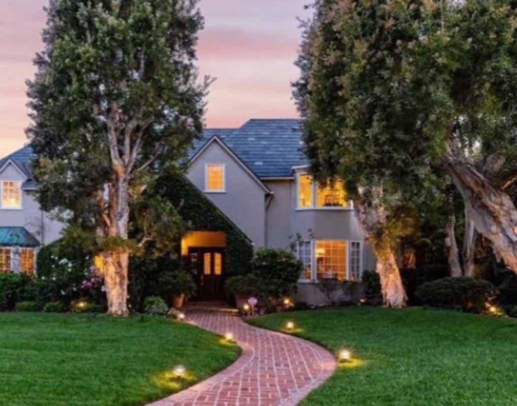 এ ছাড়া আমেরিকার বেভারলি হিলসে ৭৫ কোটি টাকার একটি বাংলো রয়েছে আমির খানের। সব মিলিয়ে মোট ২৫টি বাড়ির মালিক আমির খান।