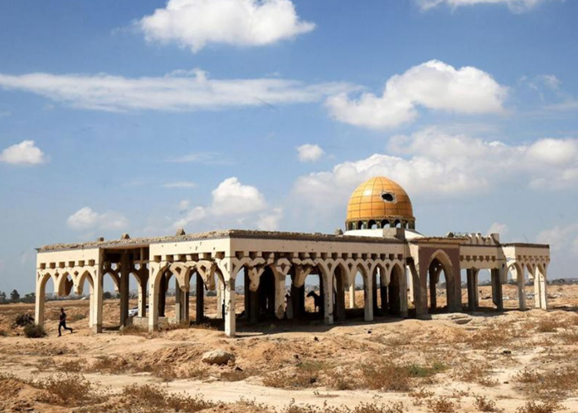 গাজার ইয়াসির আরাফত আন্তর্জাতিক বিমানবন্দর। ২০০১ সালে ইজরায়েলের বোমাবাজিতে পুরোপুরি ধ্বংস হয়ে যায় বিমানবন্দরটি। এর পর থেকে এই বিমানবন্দরে আর কোনও বিমান ওঠানামা করেনি।