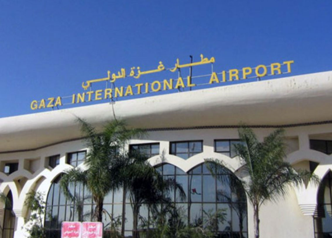 ১৯৯৫ সালে ইজরায়েল এবং প্যালেস্তাইনের মধ্যেওসলো শান্তি চুক্তির পর বিমানবন্দরটি তৈরি করা হয়েছিল। ১৯৯৮ সালে ২৪ নভেম্বর সেটা চালু হয়।