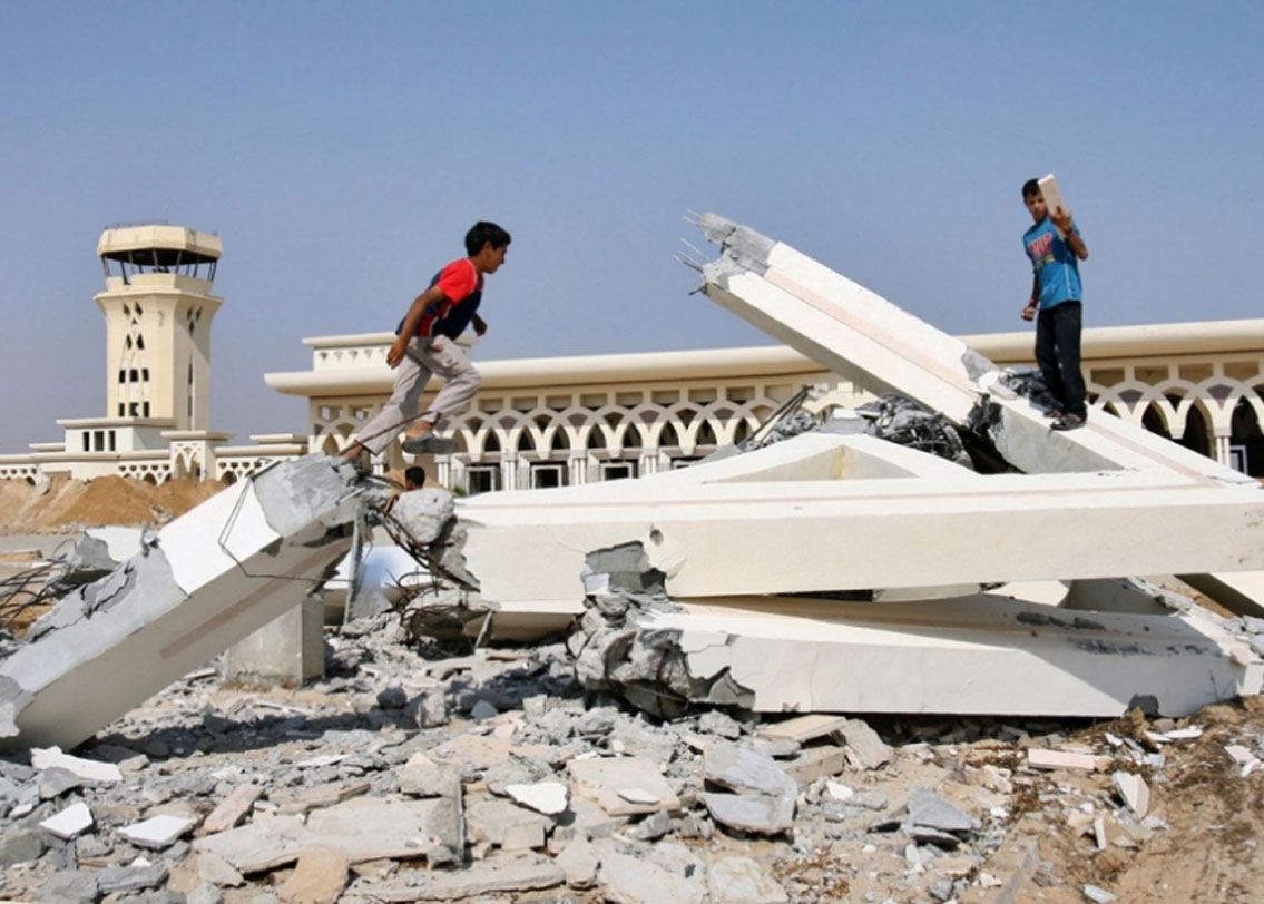 তারপর থেকেই ওই বিমানবন্দর পরিত্যক্ত। রানওয়ের অবস্থাও শোচনীয়। ফলে বর্তমানে গাজায় কোনও বিমানবন্দরই নেই।