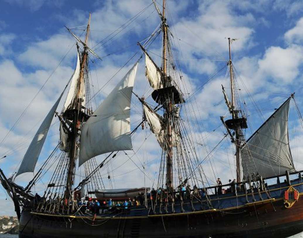 অস্ট্রেলিয়ার পূর্ব উপকূলে পৌঁছনো প্রথম ইউরোপীয় জাহাজ ছিল এটি। দ্বীপে নেমেই এর গাছপালার বৈচিত্র দেখে নাকি অবাক হয়ে যান কুক। তার জাহাজে একজন বোটানিস্টও ছিলেন। এ ধরনের গাছপালা পৃথিবীর আর কোথাও দেখা যায় না। কুক জায়গাটার নাম দিয়েছিলেন ‘বোটানি বে’।