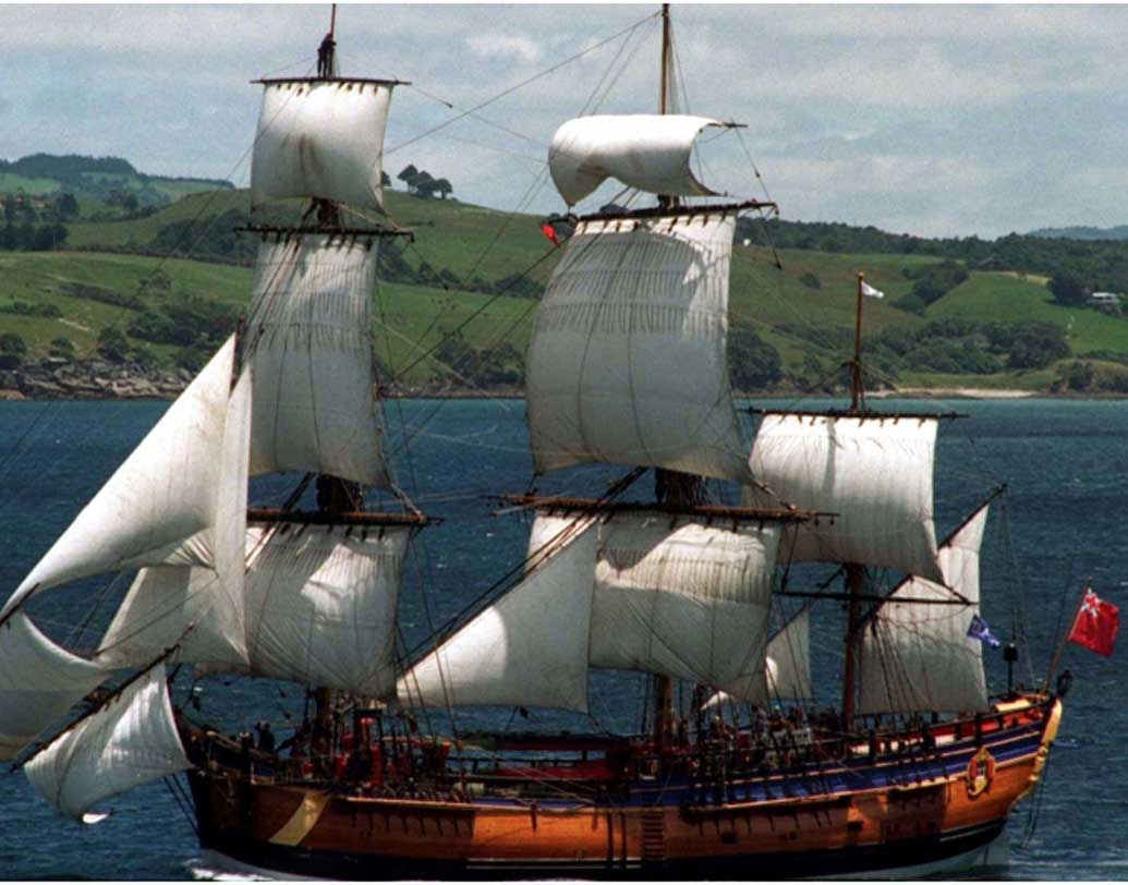 ওক আর পাইন কাঠে তৈরি ছিল তাঁর এই জাহাজ। সশস্ত্র এই জাহাজকে নিয়ে রয়েছে নানা রহস্যময় গল্প। এই জাহাজে করে কুক নিউজিল্যান্ডও খুঁজে বের করেছিলেন।