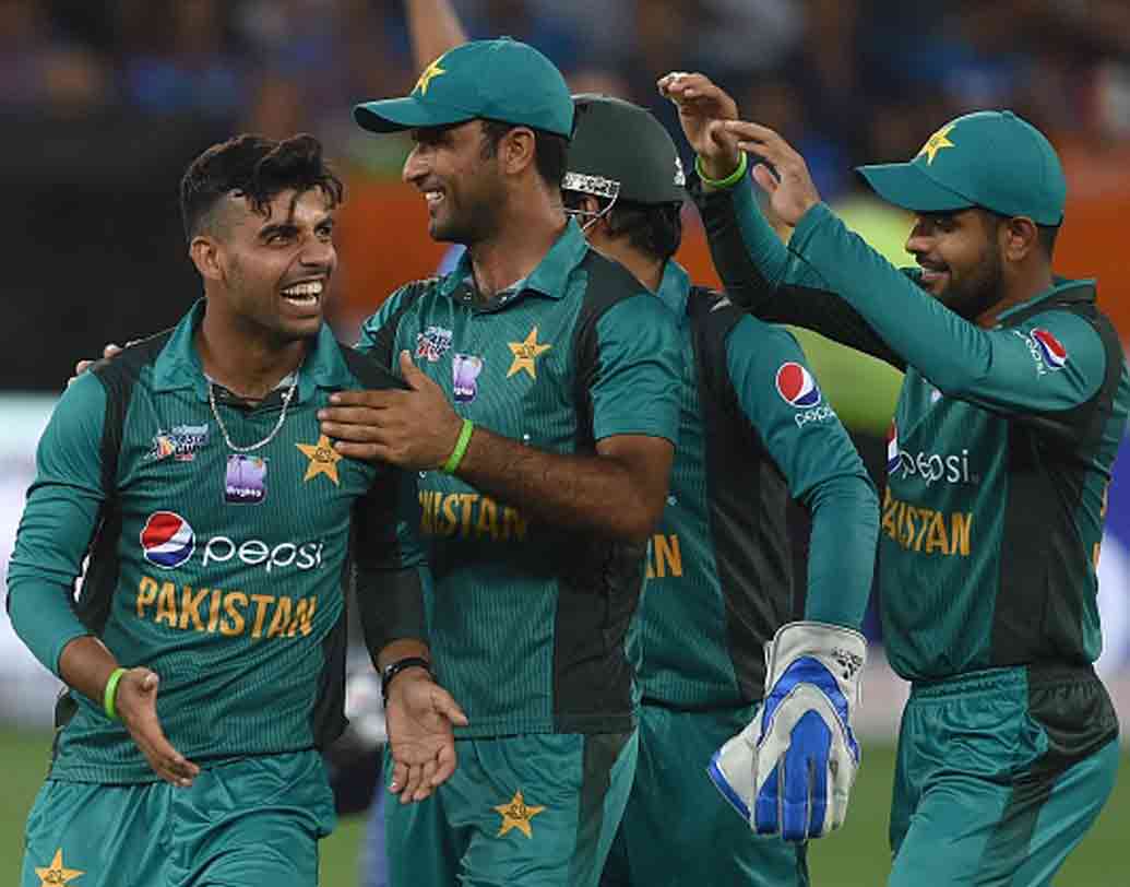 এখনও পর্যন্ত নজর কেড়েছেন দু’দলেরই বেশ কিছু ক্রিকেটার। দুই দলের সেরা ক্রিকেটার কারা? দু’টি দল মিলিয়ে সেরা একাদশ তৈরি হলে কারা থাকবেন সেখানে? অধিনায়কত্বও বা যাবে কার হাতে?