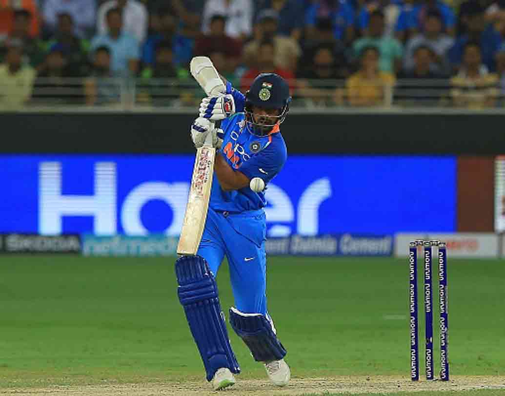 শিখর ধওয়ন: ওপেনিং স্লটে রোহিতকে সঙ্গ দেবেন শিখরই। ইংল্যান্ডের দুঃস্বপ্ন ভুলে ফর্মে ফিরেছেন হংকং-র বিরুদ্ধে দুরন্ত সেঞ্চুরি দিয়ে। দ্বিতীয় ম্যাচেও পাক পেসারদের আক্রমণ ভোঁতা করার কাজে রোহিত শর্মাকে যোগ্য সঙ্গত দিয়েছেন শিখর।