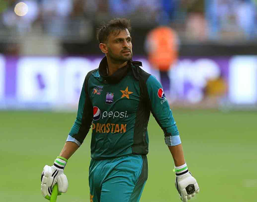 চার নম্বরে শোয়েব মালিক। হাই-ভোল্টেজ ম্যাচে মাথা ঠান্ডা রেখে খেলার ক্ষমতা আর দরকার মতো গিয়ার পাল্টে খেলার ক্ষমতাই দলে রাখছে শোয়েবকে।