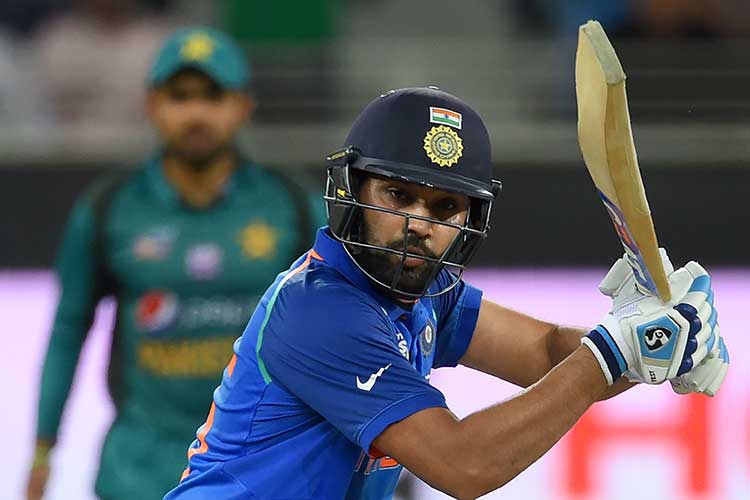 রোহিত শর্মা: রোহিত কথায় নয়, ব্যাট হাতে ঔদ্ধত্য দেখিয়েছেন পাকিস্তানের বিরুদ্ধে। অধিনায়কেরই আজ ওপেনিং করার কথা।