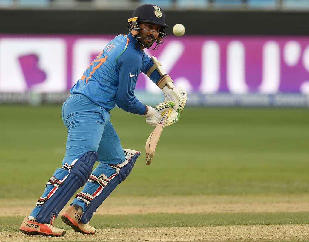 দীনেশ কার্তিক: চার নম্বরে কার্তিককেই খেলানোর কথা। মিডল অর্ডারে মাথা ঠান্ডা ব্যাটসম্যান জরুরি, তাই মনে করা হচ্ছে ফিনিশার কার্তিকই খেলবেন চারে।