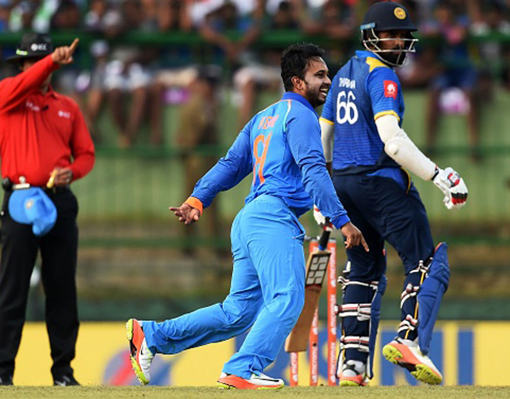 কেদার যাদব: মিডল অর্ডার ব্যাটসম্যান হিসাবে মোটামুটি সফল। স্পিনের হাতটাও খারাপ নয়। রীতিমতো বেগ দিয়েছেন পাকিস্তানকে। তাই বাংলাদেশের বিরুদ্ধে কেদার থাকবেন বলেই মনে করা হচ্ছে।