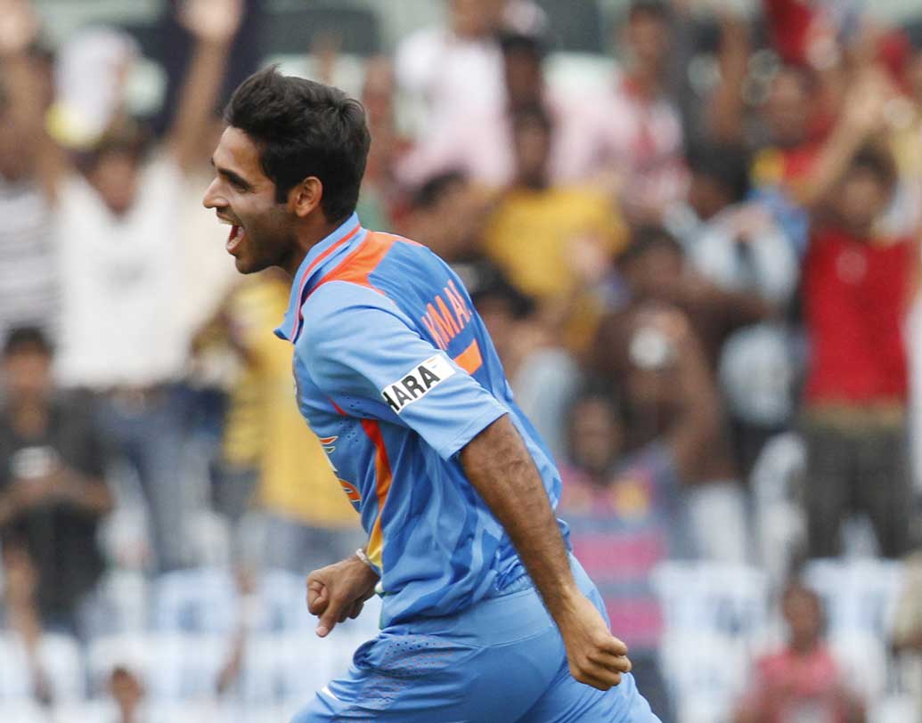 ভুবনেশ্বর কুমার: ভারতীয় পেস আক্রমণের বড় ভরসা। তাই ভুবিকে টিম থেকে কোনও মতেই বাদ দিতে পারা যাবে না। পাক ম্যাচে তিন তিনটে উইকেট পেয়েছেন তিনি।