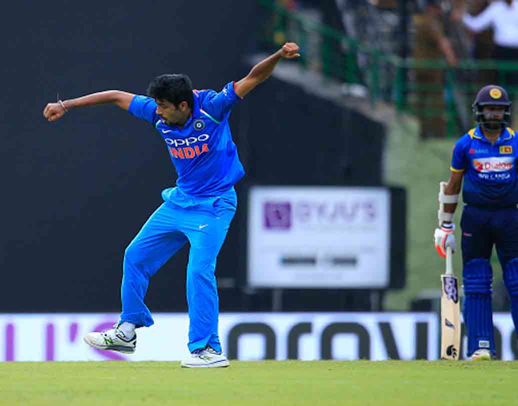 যশপ্রীত বুমরা: বোলিং আক্রমণে যশপ্রীত বুমরার অবশ্যই থাকার কথা। এখনও তাঁর সব বোলিং রহস্য বুঝতে পারেননি বিপক্ষ ব্যাটসম্যানেরা। পাকিস্তানের বিরুদ্ধে ভাল খেলায় আত্মবিশ্বাসও তুঙ্গে বিশ্বের এক নম্বর বোলারের।