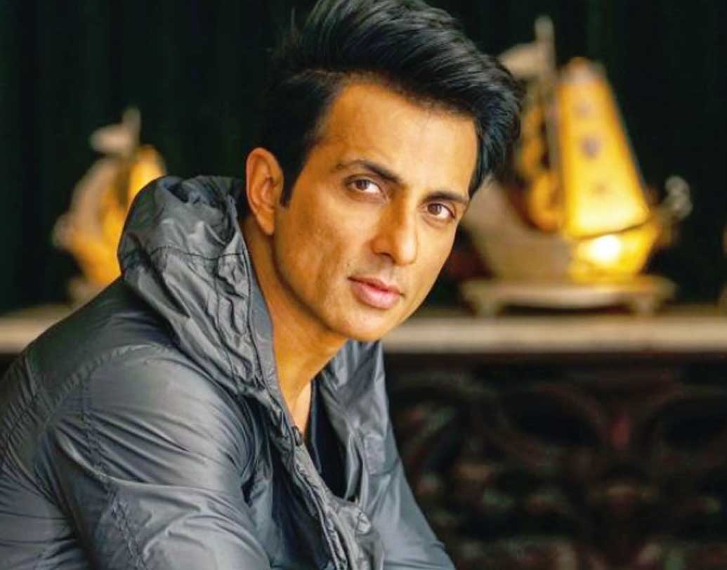 সোনু সুদ-মাঝপথে ‘মণিকর্ণিকা: দ্য কুইন অব ঝাঁসি’র কাজ ছেড়ে দিয়েছিলেন সোনু সুদ। ছবির পরিচালক কৃশ অন্য ছবির কাজে ব্যস্ত হয়ে পড়ায়, ছবির বাকি অংশের শুটের দায়িত্ব নিয়েছিলেন কঙ্গনা। সংবাদমাধ্যমের কাছে সোনু জানিয়েছিলেন, অসুবিধাটা মহিলা পরিচালক নিয়ে নয়। একটা সেটে দু’জন পরিচালকের সঙ্গেই কাজ করতে অভিনেতার আপত্তি রয়েছে।