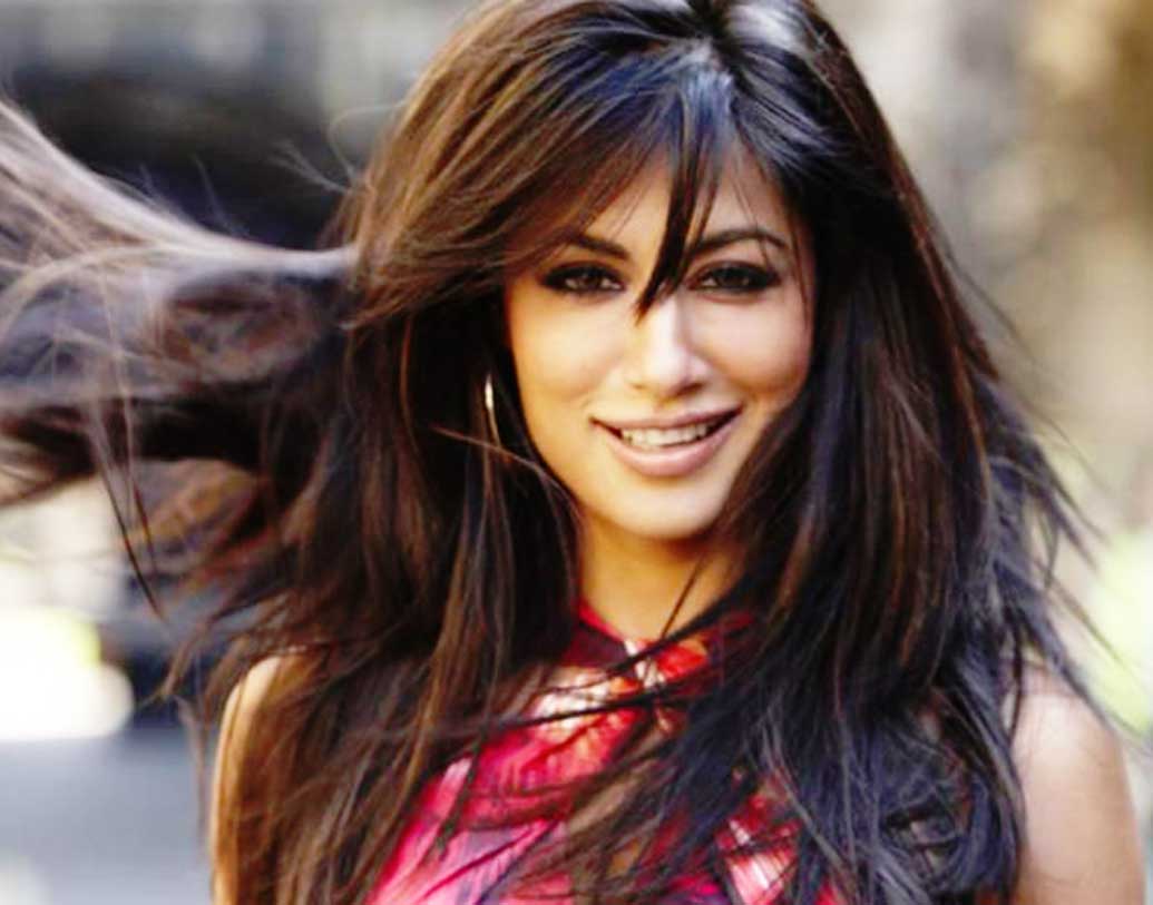 চিত্রাঙ্গদা সিংহ-‘নওয়াজের সঙ্গে ইন্টিমেট সিন—নৈব নৈব চ!’ এই বলে, ‘বাবুমশাই বন্দুকবাজ’-এর সেট থেকে বেরিয়ে গিয়েছিলেন অভিনেত্রী চিত্রাঙ্গদা সিংহ। সেই রোলে পরে অভিনয় করেন বিদিতা বাগ। তবে ছবির পরিচালক জানিয়েছিলেন, ‘‘নওয়াজের সঙ্গে ইন্টিমেট সিন করতে কোনও অসুবিধা ছিল না চিত্রাঙ্গদার। ওঁর আসল সমস্যা ছিল স্ক্রিপ্ট নিয়ে।’’