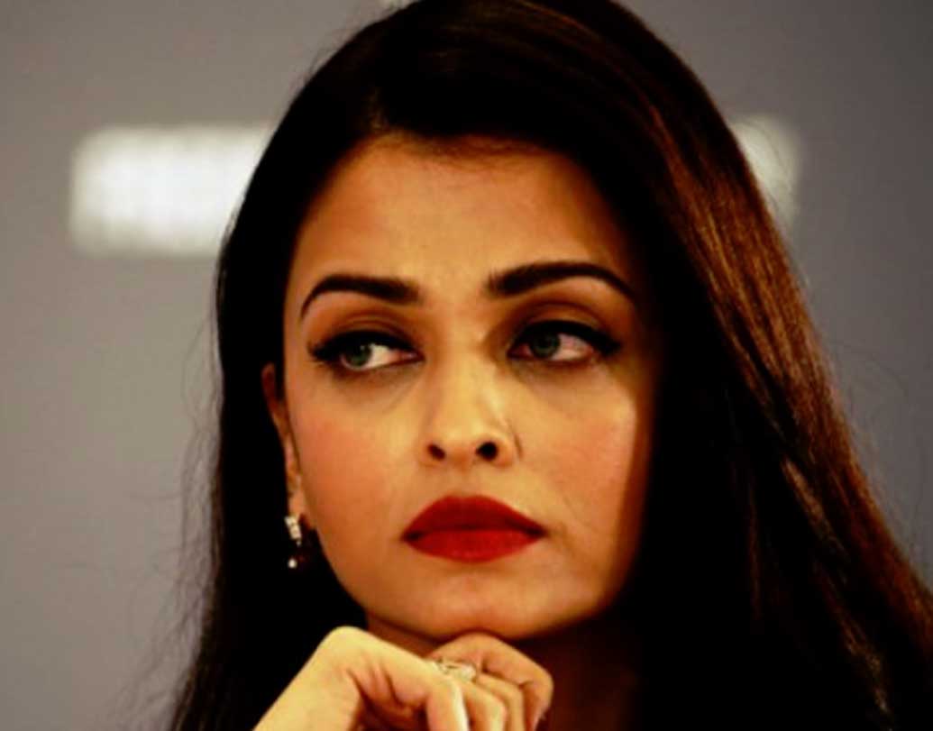 ঐশ্বর্যা রাই-পরিচালক মধুর ভান্ডারকরের ‘হিরোইন’ ছবিতে করিনা কপূরের জায়গায় প্রথমে অভিনয় করার কথা ছিল ঐশ্বর্যা রাইয়ের। ঐশ্বর্যার সঙ্গে শুটিং শুরুও করে দিয়েছিলেন মধুর। কিন্তু মাঝপথে পরিচালকের কানে আসে, ঐশ্বর্যা অন্তঃসত্ত্বা। বিষয়টি গোপন করেছিলেন বলেই ঐশ্বর্যার জায়গায় পরবর্তী কালে করিনাকে ‘হিরোইন’ হিসেবে বেছে নেন পরিচালক।