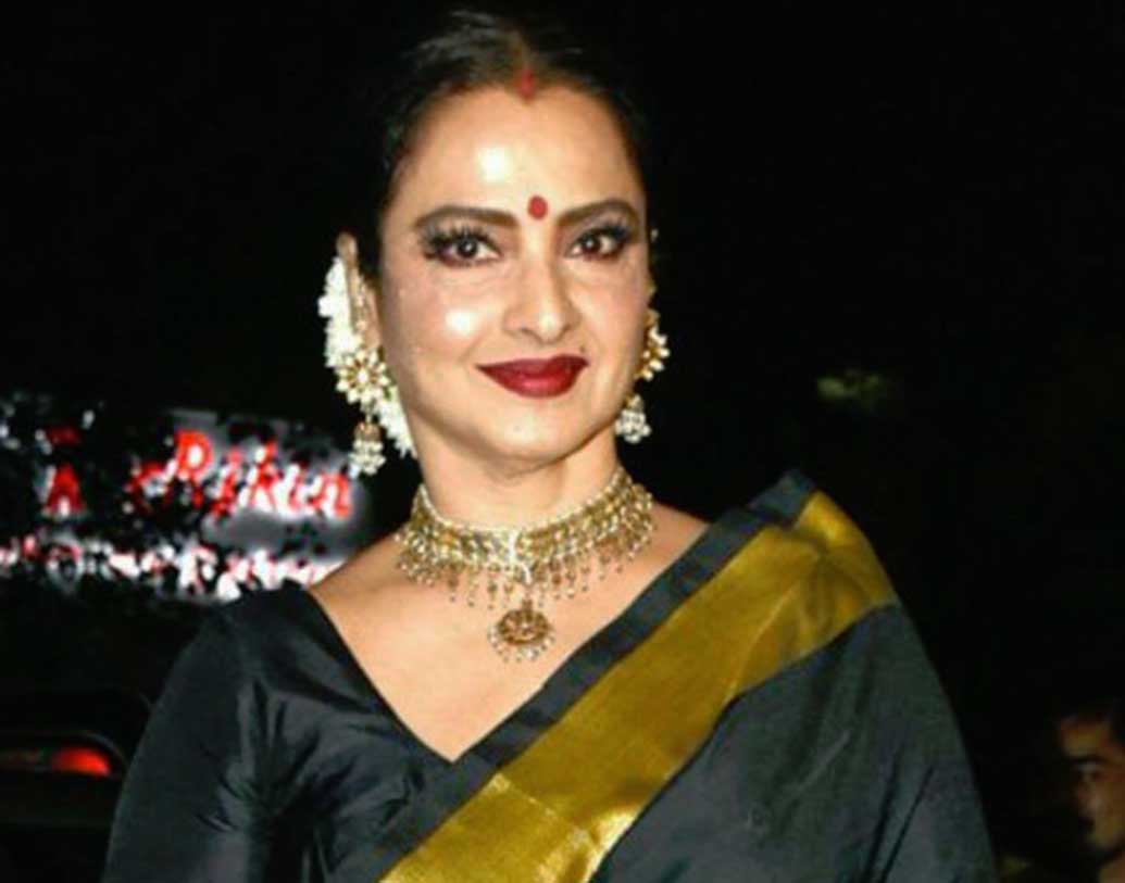 রেখা-‘ফিতুর’ ছবিতে অভিনয় করার কথা ছিল রেখার। কিন্তু ওই চরিত্রের সঙ্গে নিজের জীবনেরই কিছুটা মিল খুঁজে পাচ্ছিলেন অভিনেত্রী। আর তার কারণেই ‘ফিতুর’ ছেড়ে বেরিয়ে আসেন রেখা। রেখার জায়গায় ছবিতে অভিনয় করেন তব্বু।