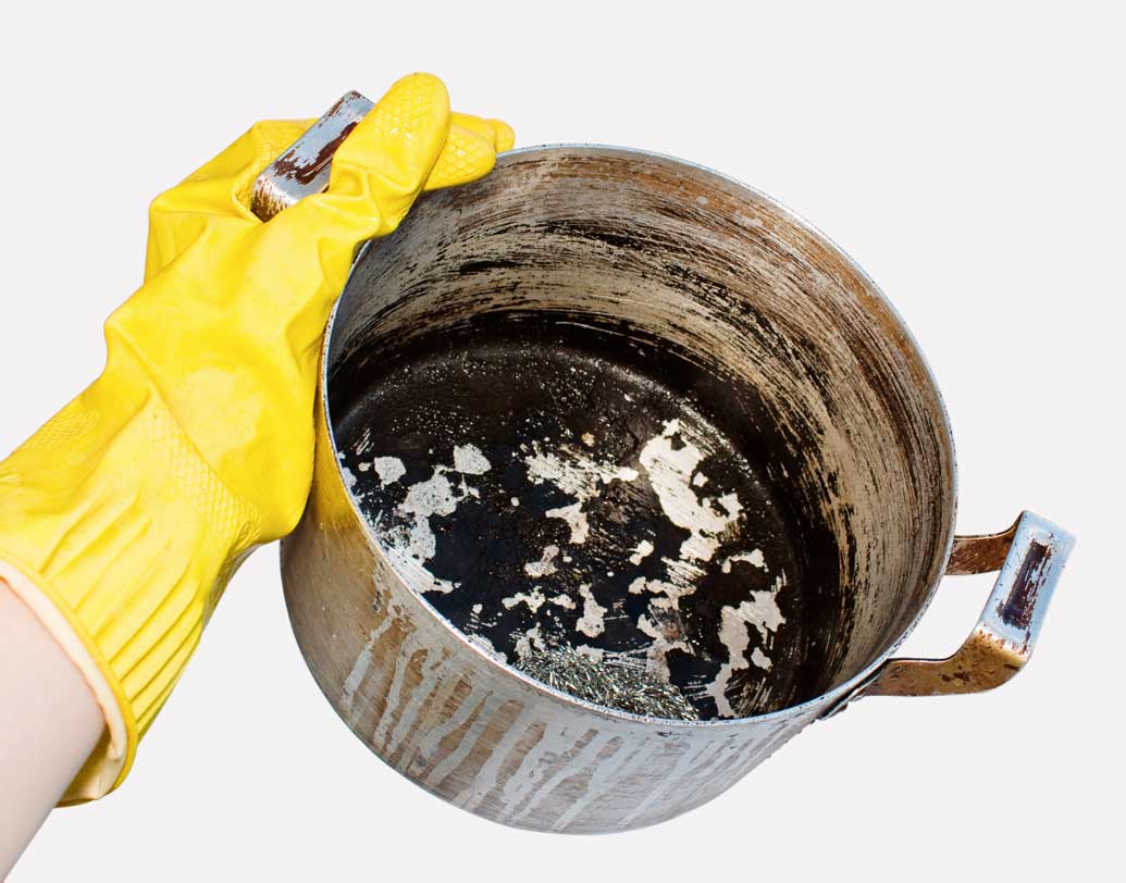 রান্না করতে গিয়ে কোনও ভাবে পুড়িয়ে ফেলেছেন কোনও পাত্র? চিন্তা নেই! স্রেফ একটা কালো কোল্ড ড্রিঙ্ক প্রয়োজন আপনার। কালো রঙের যে কোনও ঠান্ডা পানীয় ঢালুন পুড়ে যাওয়া পাত্রে। কিছু ক্ষণ রাখুন। তার পর মেজে ফেললেই উধাও পোড়া দাগ। ঠান্ডা পানীয়র অ্যাসিডিক উপাদান এই দাগ তুলতে সাহায্য করে। ছবি: শাটারস্টক।