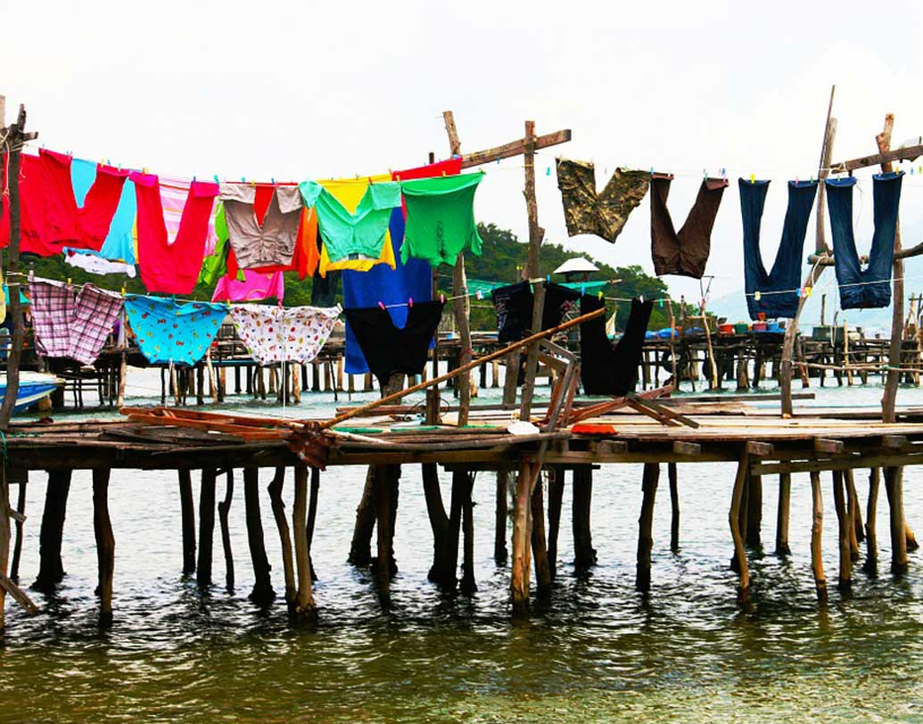 কোনও ভাবে জামাকাপড়ে পেনের দাগ পড়ে গিয়েছে? কালি তোলার সহজ উপায় কোল্ড ড্রিঙ্ক। দাগ পড়ে যাওয়া জায়গায় ঠান্ডা পানীয় ঢেলে ঘষে নিয়ে ডিটারজেন্টে ডোবালেই দাগ উধাও হবে সহজে। ছবি: পিক্সঅ্যাবে।