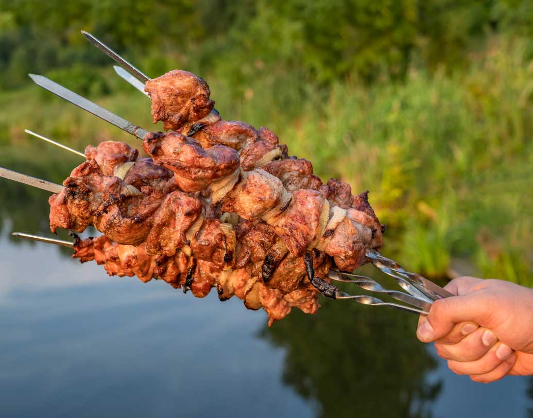 বাড়িতেই বার্বিকিউ সস বানিয়ে তাক লাগিয়ে দিতে দিতে চান ঘরোয়া অনুষ্ঠানে? বেশ তো, হাতের কাছে মজুত রাখুন কোল্ড ড্রিঙ্ক। এক ক্যান ঠান্ডা পানীয়র সঙ্গে মিশিয়ে দিন খানিকটা টম্যাটো কেচাপ ও টাডা। এতেই তৈরি আপনার বার্বিকিউ সস। ছবি: শাটারস্টক।